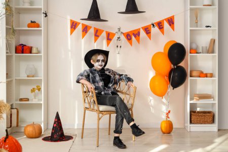 Téléchargez les photos : Petit garçon célébrant Halloween à la maison - en image libre de droit