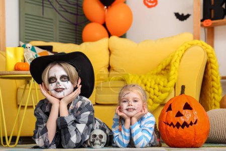Téléchargez les photos : Petits enfants célébrant Halloween à la maison - en image libre de droit