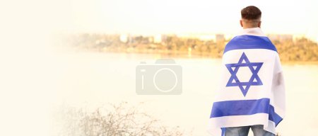 Téléchargez les photos : Homme avec le drapeau d'Israël à l'extérieur. Bannière pour le design - en image libre de droit