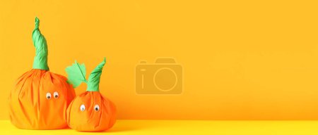 Téléchargez les photos : Citrouilles en papier pour Halloween sur fond orange avec espace pour le texte - en image libre de droit