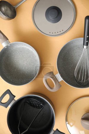Foto de Ollas y utensilios de cocina sobre fondo beige - Imagen libre de derechos