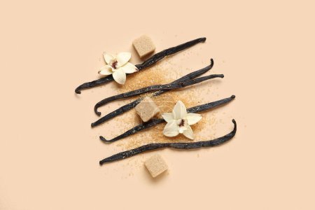 Téléchargez les photos : Sucre vanillé aromatique, fleurs et bâtonnets sur fond beige - en image libre de droit