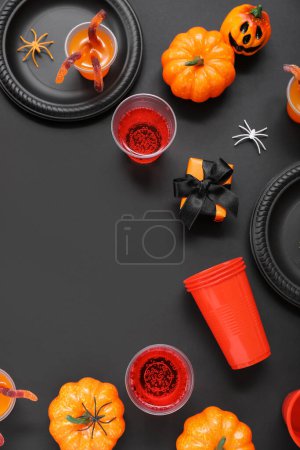 Téléchargez les photos : Ensemble de table de fête Halloween avec poinçon et décor sur fond noir - en image libre de droit