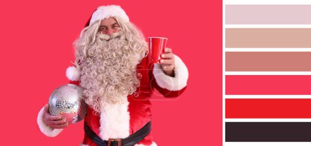 Foto de Santa Claus con bola disco y bebida sobre fondo rojo. Diferentes patrones de color - Imagen libre de derechos