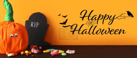 Téléchargez les photos : Bannière Halloween avec citrouille en papier et bonbons savoureux - en image libre de droit