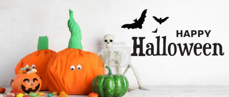 Téléchargez les photos : Bannière Halloween avec citrouilles, squelette et bonbons savoureux - en image libre de droit