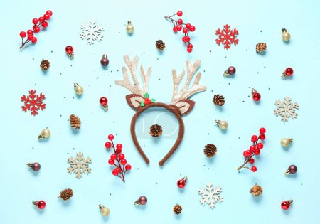 Téléchargez les photos : Cornes de rennes de Noël avec décor sur fond bleu - en image libre de droit