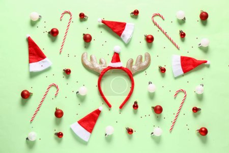 Téléchargez les photos : Cornes de rennes de Noël avec décor sur fond vert - en image libre de droit