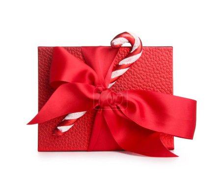 Téléchargez les photos : Belle boîte cadeau de Noël sur fond blanc - en image libre de droit