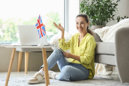Femme mûre avec ordinateur portable étudiant l'anglais en ligne à la maison