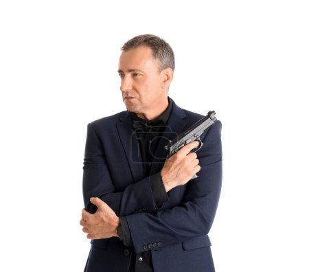 Téléchargez les photos : Mature acteur avec pistolet sur fond blanc - en image libre de droit