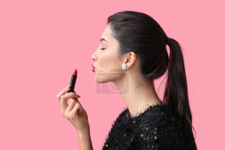Téléchargez les photos : Belle jeune femme avec rouge à lèvres rouge sur fond rose - en image libre de droit