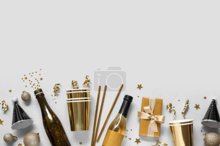 Téléchargez les photos : Belle composition avec ensemble de fête pour la célébration du Nouvel An sur fond gris - en image libre de droit