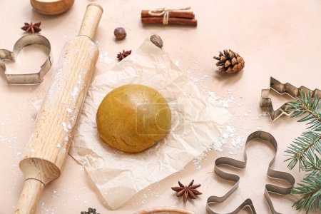 Foto de Composición con masa cruda, especias y utensilios para preparar galletas navideñas sobre fondo de color - Imagen libre de derechos