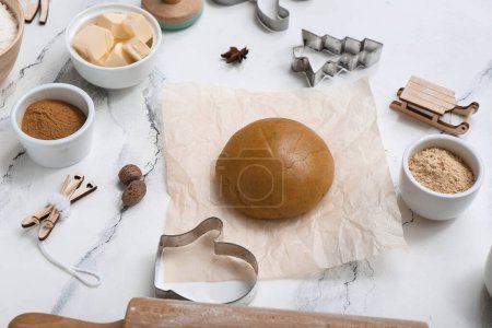 Foto de Composición con ingredientes y utensilios para preparar galletas navideñas sobre fondo claro - Imagen libre de derechos