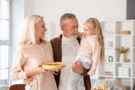 Téléchargez les photos : Petite fille avec ses grands-parents dînant à la maison le jour de Thanksgiving - en image libre de droit