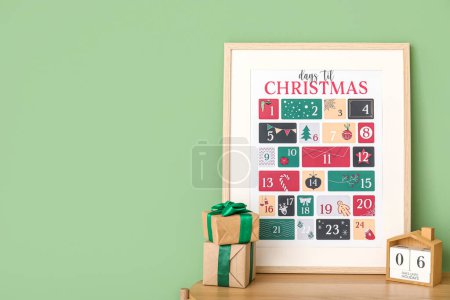 Téléchargez les photos : Calendriers de Noël avec cadeaux sur l'étagère près du mur vert - en image libre de droit