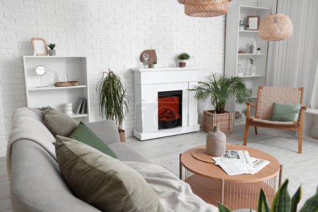 Téléchargez les photos : Intérieur du salon avec cheminée moderne et canapé - en image libre de droit