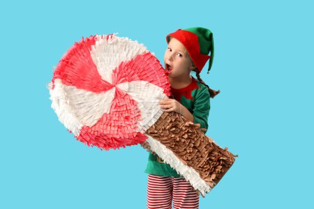 Téléchargez les photos : Mignon petit elfe avec des bonbons pinata sur fond bleu - en image libre de droit