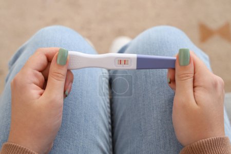 Foto de Mujer lesbiana joven con prueba de embarazo positiva en casa, primer plano - Imagen libre de derechos