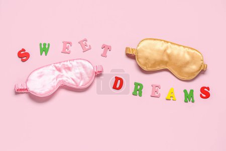 Téléchargez les photos : Composition avec des masques de sommeil élégants et texte SWEET DREAMS sur fond de couleur - en image libre de droit