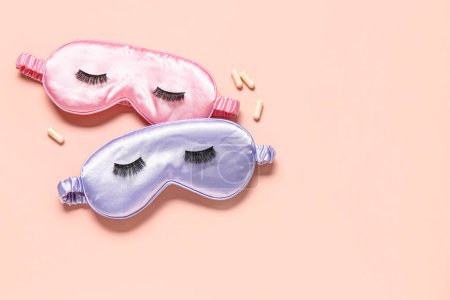 Téléchargez les photos : Composition avec masques de sommeil, faux cils et pilules sur fond rose - en image libre de droit