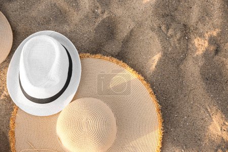 Téléchargez les photos : Chapeaux de paille élégants sur sable - en image libre de droit