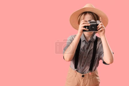 Téléchargez les photos : Petit acteur avec appareil photo sur fond rose - en image libre de droit