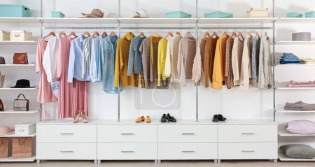 Téléchargez les photos : Grande armoire avec des vêtements dans le dressing - en image libre de droit