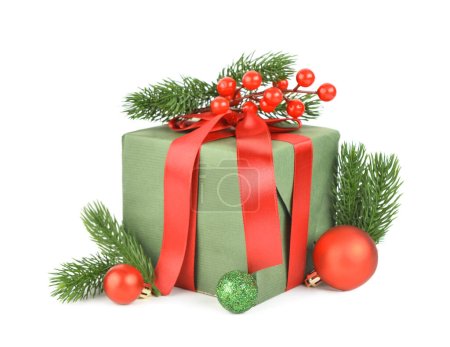 Téléchargez les photos : Coffret cadeau avec branches d'arbre de Noël, boules et rowan sur fond blanc - en image libre de droit