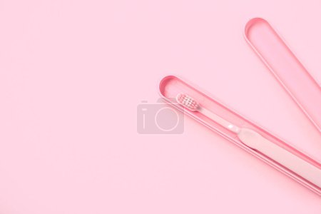 Téléchargez les photos : Brosse à dents en plastique rose au cas où sur fond de couleur. - en image libre de droit