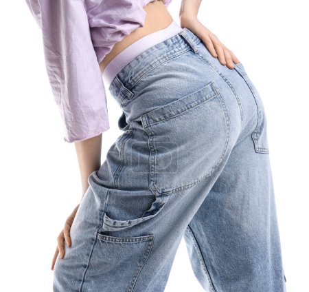 Téléchargez les photos : Jeune femme en jeans tendance sur fond blanc, vue de dos - en image libre de droit