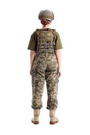 Téléchargez les photos : Jeune femme soldat isolée sur blanc - en image libre de droit