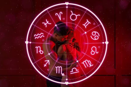 Leidenschaftliches junges Paar und Tierkreisrad auf rotem Hintergrund. Horoskop zur Sexualverträglichkeit