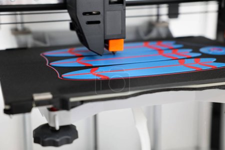 Téléchargez les photos : Imprimante 3D moderne et planches de surf, gros plan - en image libre de droit