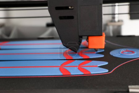 Téléchargez les photos : Imprimante 3D moderne et planches de surf, gros plan - en image libre de droit