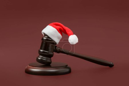 Foto de Martillo del juez con sombrero de Santa sobre fondo de color - Imagen libre de derechos