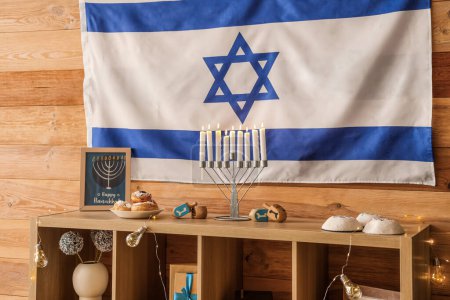 Téléchargez les photos : Armoire en bois avec décorations traditionnelles Hanoukka et drapeau d'Israël dans le salon - en image libre de droit