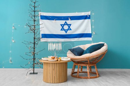 Téléchargez les photos : Intérieur du salon avec dîner festif, drapeau d'Israël et décorations traditionnelles Hanoukka - en image libre de droit