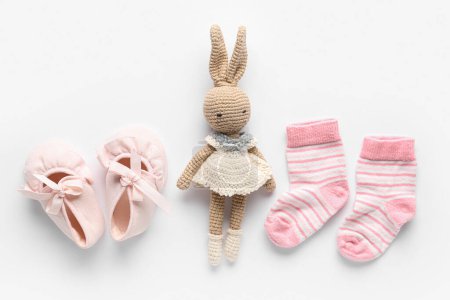 Foto de Juguete de punto con calcetines de bebé sobre fondo blanco - Imagen libre de derechos