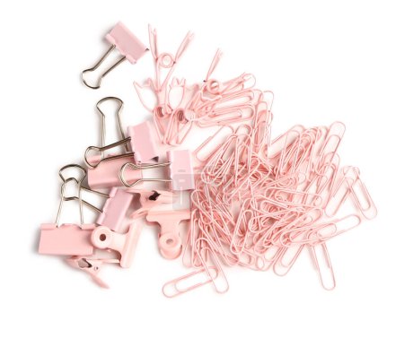 Foto de Conjunto de clips de papel rosa, carpetas y alfileres sobre fondo blanco - Imagen libre de derechos
