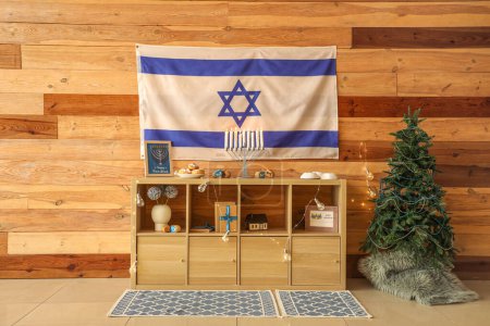Téléchargez les photos : Intérieur du salon festif avec armoire en bois, drapeau d'Israël et décorations traditionnelles Hanoukka - en image libre de droit