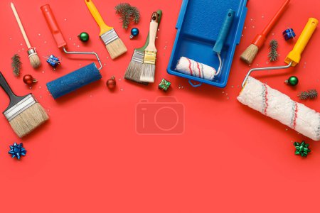 Téléchargez les photos : Composition avec outils de peintre et décorations de Noël sur fond rouge - en image libre de droit