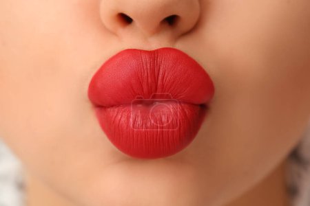 Téléchargez les photos : Belle femme avec rouge à lèvres rouge, gros plan - en image libre de droit
