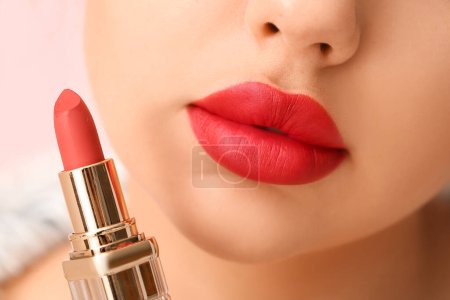 Téléchargez les photos : Jeune femme avec rouge à lèvres rouge vif, gros plan - en image libre de droit