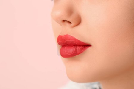 Téléchargez les photos : Belle jeune femme avec rouge à lèvres sur fond rose, gros plan - en image libre de droit