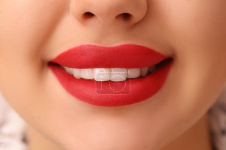 Téléchargez les photos : Belle femme souriante avec rouge à lèvres rouge, gros plan - en image libre de droit
