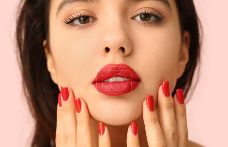 Téléchargez les photos : Belle jeune femme avec rouge à lèvres rouge sur fond rose, gros plan - en image libre de droit