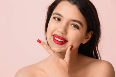 Téléchargez les photos : Jeune femme souriante avec rouge à lèvres rouge sur fond rose, gros plan - en image libre de droit