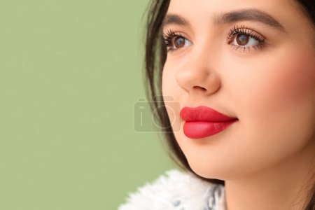Téléchargez les photos : Belle jeune femme avec rouge à lèvres sur fond vert, gros plan - en image libre de droit